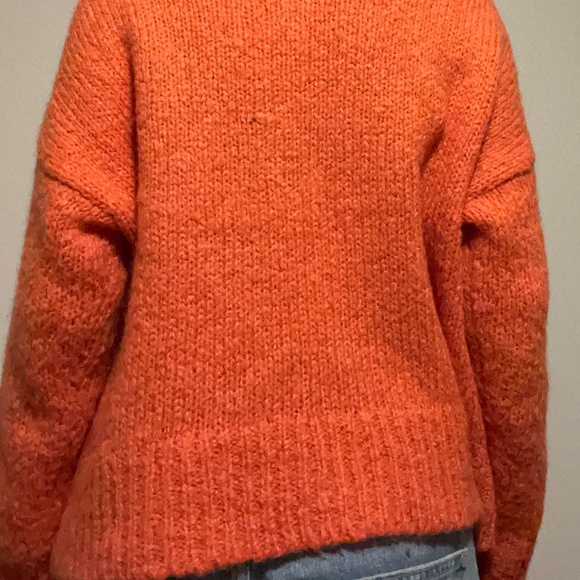 Club Monaco - V-Neck Knit Sweater: Women's S/P Wool and Acrylic Mix - Picture 5 of 6
